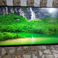 شاشة ٦٥بوصة • شارب • خط رفيع