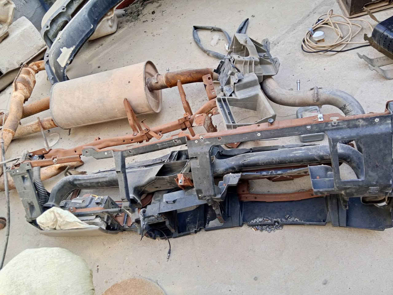 سلام عليكم غراض الفينية طويلة 
كلشي موجود اصلي تفصيخ
مكان بصرة رقم ***********
