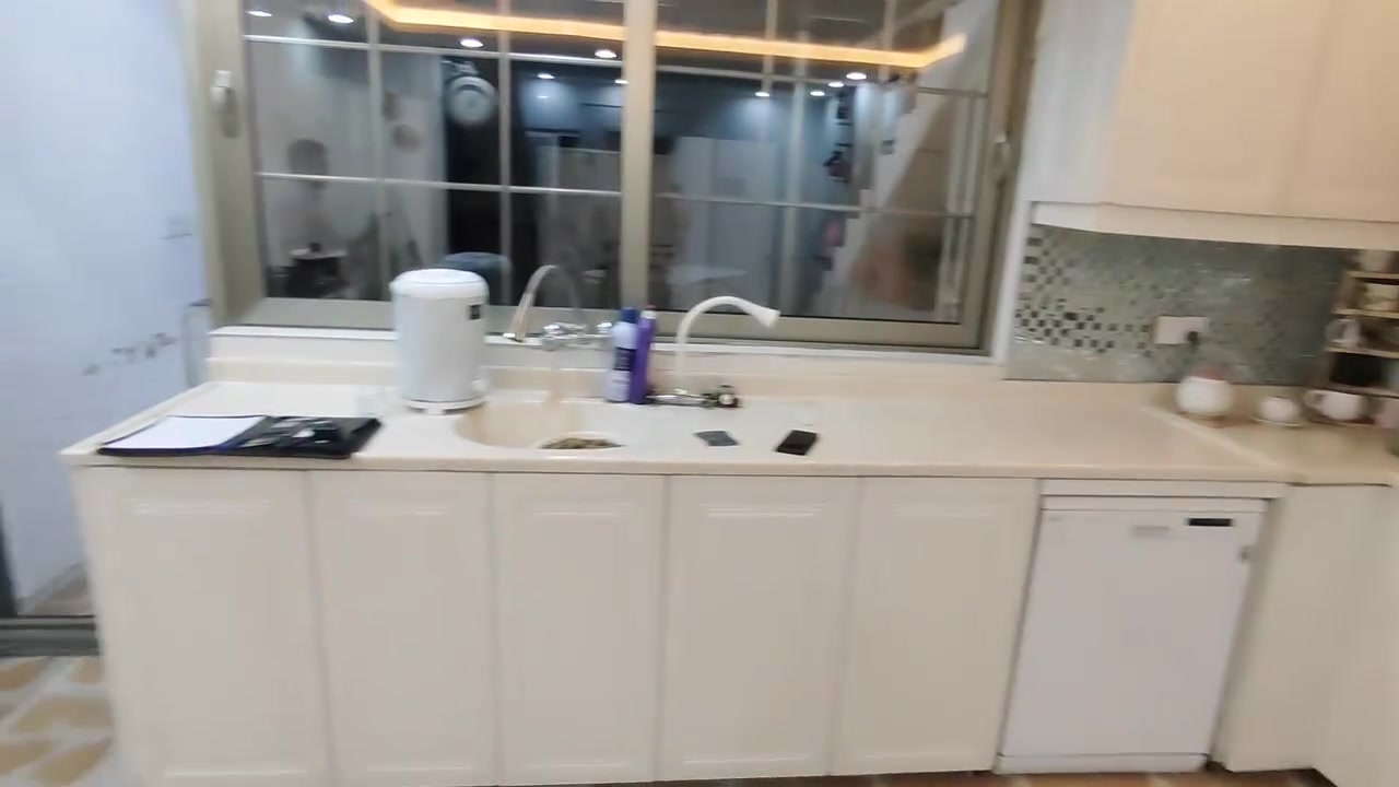 ده ستي دوو   زؤر زؤر خاوينه  ٢ سال كه متره به سترايه
به شرتي هه مو شت  دركاي بالؤن  بريسه  هه يكه لي المنيؤم   ته باخ و مرشعي له كه له   لاي كوانتر ٤٠٠م لاي مخسه ل ٣٨٠م   زانياري زياتر  بيوندي بكه ***********
