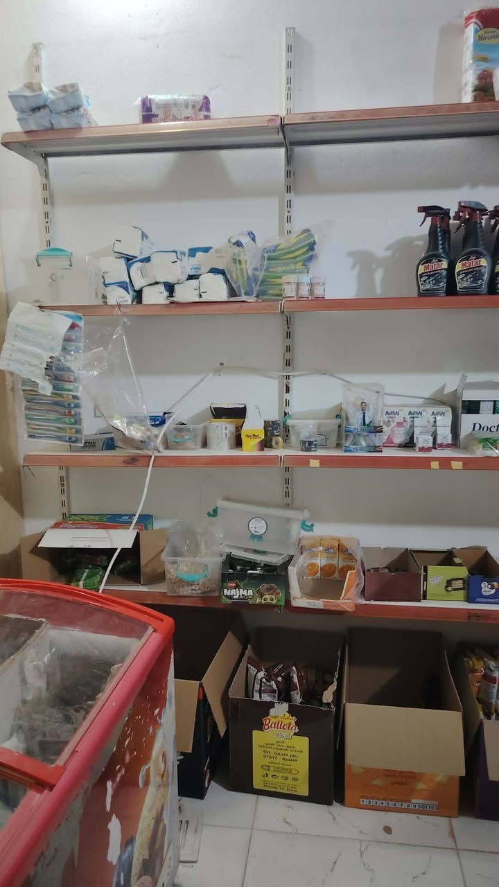 للبيع اغراض دكان  كلها للبيع جان خانه رفوف  للتواصل ‏.                ‪***********‬‏ العنوان برطله
