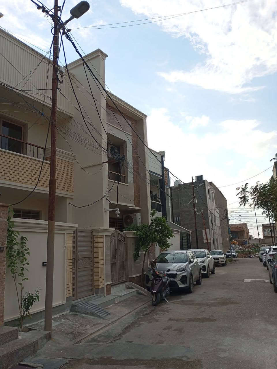 السلام عليكم تعلن شركة الجبوري للعقار والمقاولات العامه عن تاجير دار بناء حديث درجه 3 طوابق محد ساكن بي في منطقة الكريعات السنافر خلف المعارض
1 المساحة 90 مترررررر 
2 الايجار الشهري 600 ألف 3 غرف نوم
عنوان الشركة الكريعات الكويتي شارع حسينية ابي تراب قرب فلكة القرغولي استفسار اتصال على الارقام التاليه 
*********** أبو صكر الجبوري 
***********
