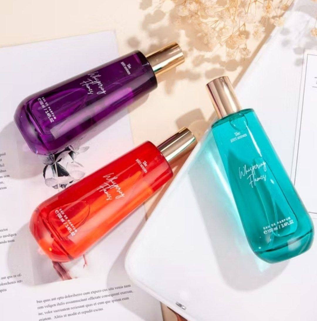 عطر ألسنة اللهب الهامسة    
                    Whispering Flames       

، يثير جوهرًا منعشًا وغامضًا، مثاليًا لأولئك الذين يبحثون عن عطر يجمع بين الدقة والشخصية.

المكونات العليا: الحمضيات الزاهية مع لمسة من الأعشاب الطازجة توفر رائحة منعشة عند الاتصال الأول.
 قلب العطر: باقة زهور ناعمة ومغرية مع لمسات من الياسمين والزنبق والزهور البيضاء، مما يوفر لمسة من الأنوثة الخيالية.
 قاعدة العطر: قاعدة دافئة وحسية مكونة من العنبر والفانيليا وقليل من الأخشاب الدخانية، مما يمنحها العمق والمثابرة.
 تعكس الزجاجة ذات اللون الأخضر المائي روحها الخفيفة والغامضة، وهي مثالية للمناسبات النهارية والليلية.  إنه عطر يغلفك بهالة من الرقة والغموض، ويترك انطباعًا دائمًا.

السعر ١٠ الاف


**إذا كنت صاحب هذا الإعلان وتريد حذفه لأي سبب، رجاءا أرسل رسالة إلى الدعم الفني**