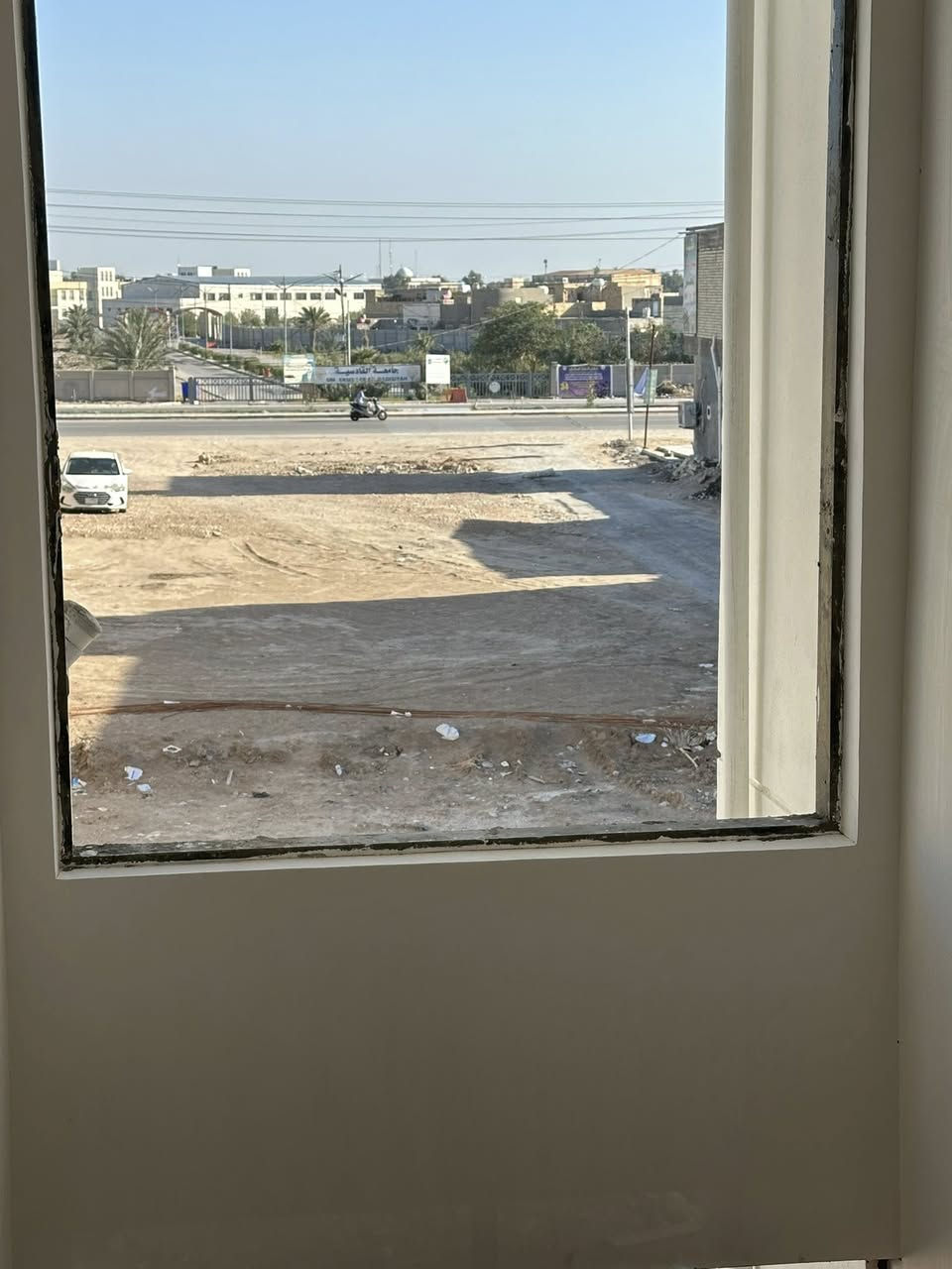 بسم الله الرحمن الرحيم 
دار سكن طابو زراعي سند ٢٥ 
رقم ومعاملة بلديه كامله 
——————————————
المساحه : ١٨٥ م 
الواجهه : ١١.٥ م 
النزال : ١٦ م 
——————————————
الموقع : حي الجامعه شارع الحولي مقابل باب الجامعه الخلفي مباشرتا  يبعد عن الشارع العام ٤٠ متر فقط ثالث بيت عن الشارع العام 
———————————————
الدار حديث بناء ٢٠٢٦  قيد الانشاء المرحلة الاخيره تسليم مفتاح خلال ٢٥ يوم فقط 
————————————————
التفاصيل : طابقين كونكريت مسلح بناء درجه اولى 
الطابق الاول : 
غرف نوم عدد ٢ وصاله ومطبخ واستقبال ومجموعات صحيه عدد ٢ مناور عدد ٢ وكراج سياره 
الطابق الثاني : 
غرف نوم عدد ٢ وصاله ومجموعه صحيه  
—————————————————
للاستفسار الاتصال على الارقام التاليه او مراجعة مكتب الحولي للعقار مجاور مستشفى الحياة 
***********
***********
