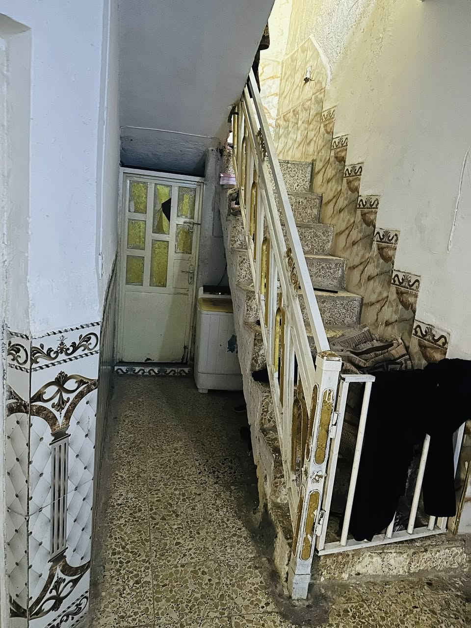 بيت للبيع 100م دولان 
يتكون من براني وصاله وغرفة نوم ومطبخ وحمام وتوليت منور خارجي بيتونه وسطح الأرضية كاشي و سيراميك بيت نظيف جدا عالي عند الشارع المنطقه مقبله ع تبليط 
العسكري الثاني قرب جامع الحسيين 
***********
