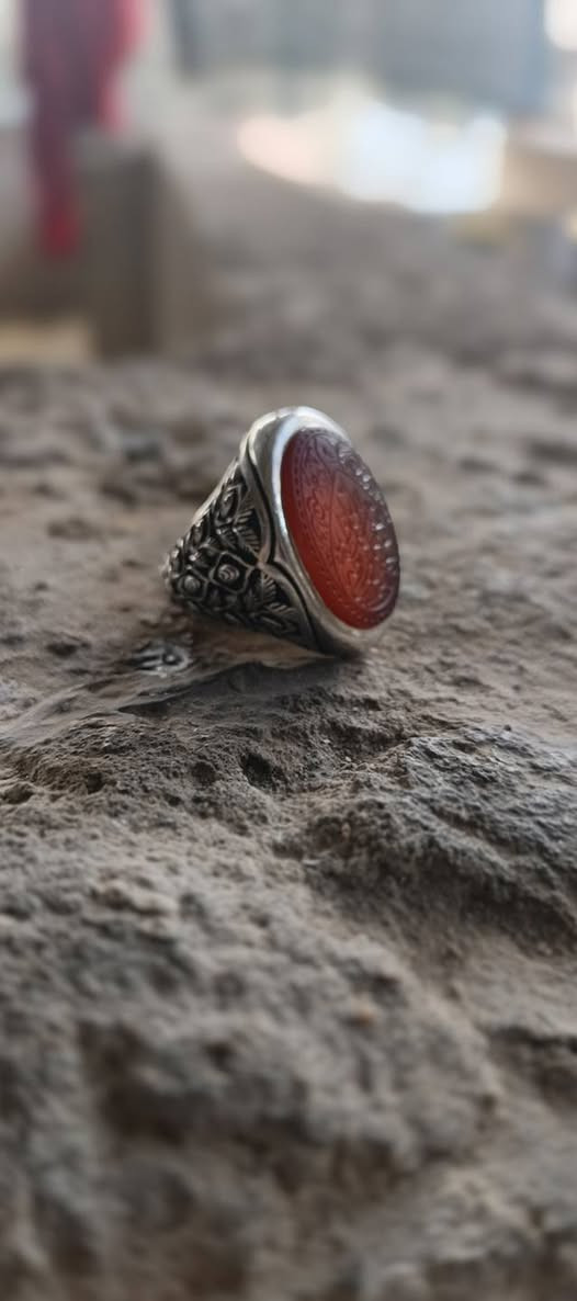 خاتمين عقيق يماني منقوش صياغة عارف الجميلة اللون الجزري اية (ومن يتق ويصبر ) ، امضاء أحد والكرزي (يامن هو كل مفتاح ) ، امضاء مجير ..بغداد الزعفرانية *********** واتساب
