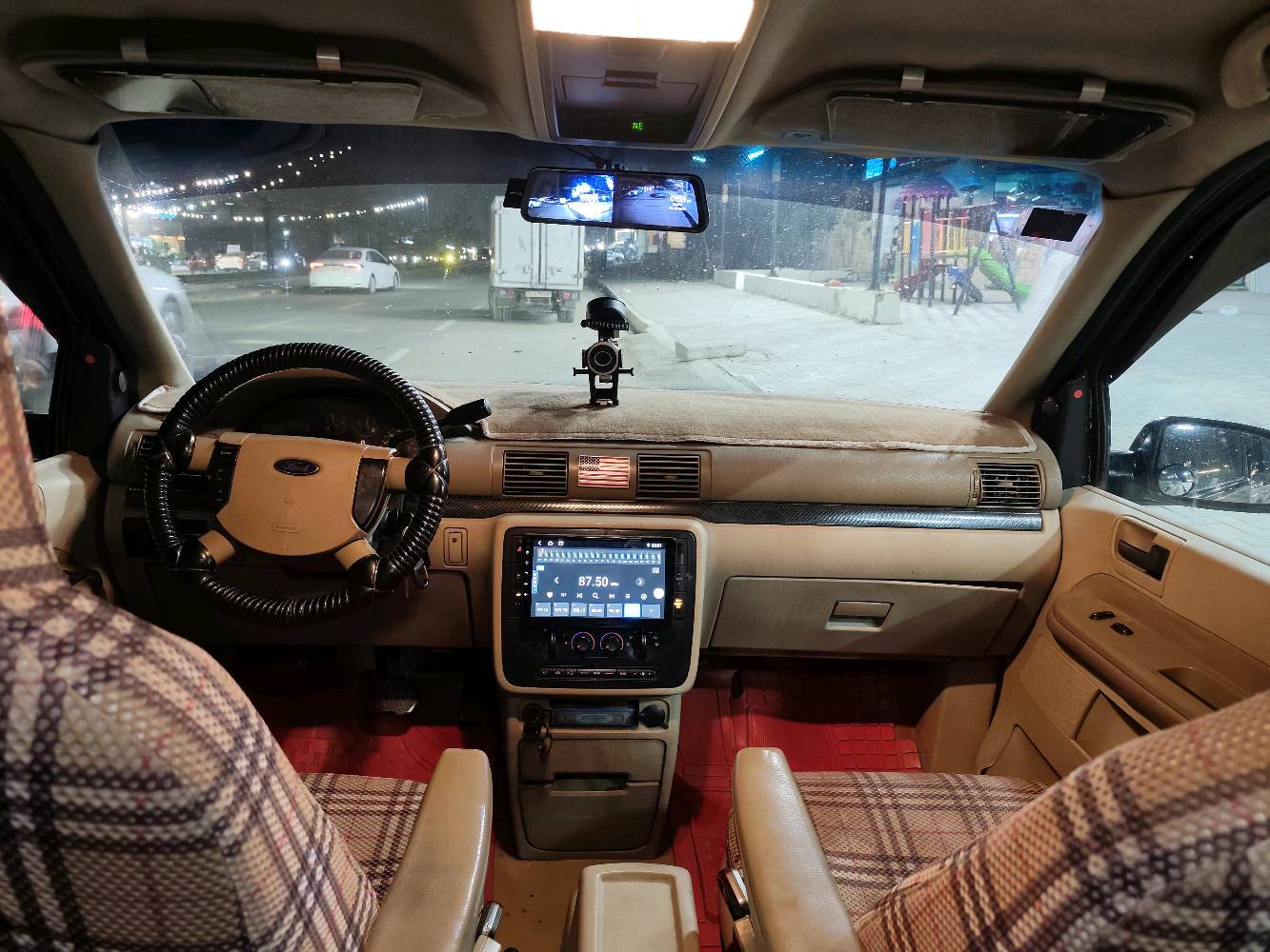 **فورد فريستار بحالة جيدة للبيع**

سيارة فورد فريستار نظيفة ومريحة جداً، مناسبة للرحلات العائلية والمسافات الطويلة. تمتاز بمقاعد مريحة وبطانة داخلية نظيفة. السيارة مزودة بنظام صوتي حديث وشاشة أمامية، ولا يوجد بها أي مشاكل في الهيكل أو الكهرباء.