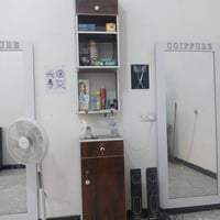 للبيع ميز حلاقة رف وتعليك عدد ٢  مرايا عدد ٢ قاطع جام مغسلة قنفات ٢ كر...