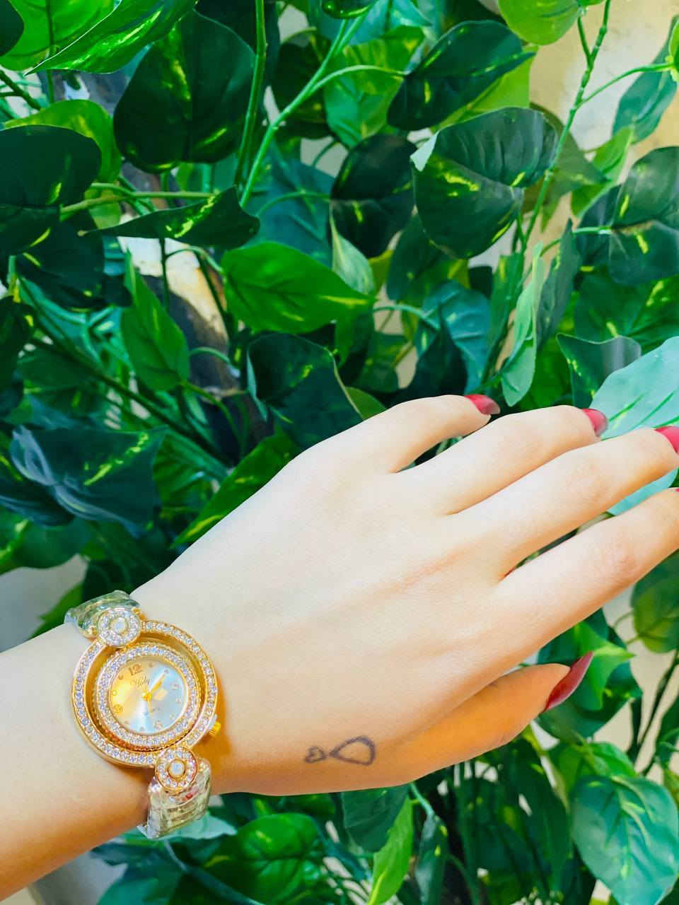 ساعة نسائية 👑🤍

بتصميم يعكس جمال الشتاء، تجمع بين الفخامة والبساطة لتُكمل إطلالتكِ بكل أناقة مرصعة بالكرستال 💕😅


**إذا كنت صاحب هذا الإعلان وتريد حذفه لأي سبب، رجاءا أرسل رسالة إلى الدعم الفني**