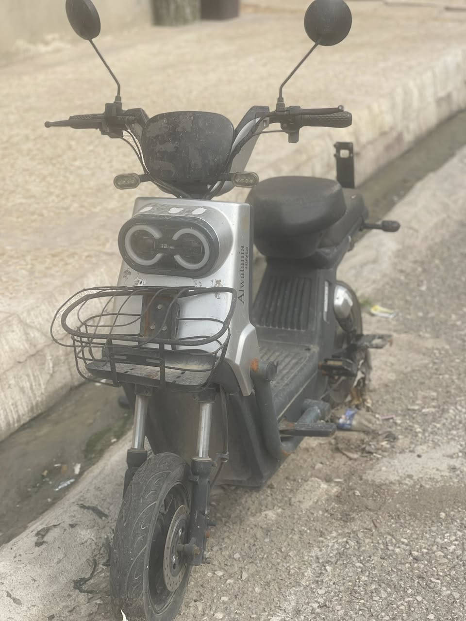 مواصفاتها معروفه + مبدل عقل جديد  وبطارياتها نص عمر  بدون شاحنه ابيع على وضعه فحم  ادفع سعر عجبني ابيعك


**إذا كنت صاحب هذا الإعلان وتريد حذفه لأي سبب، رجاءا أرسل رسالة إلى الدعم الفني**