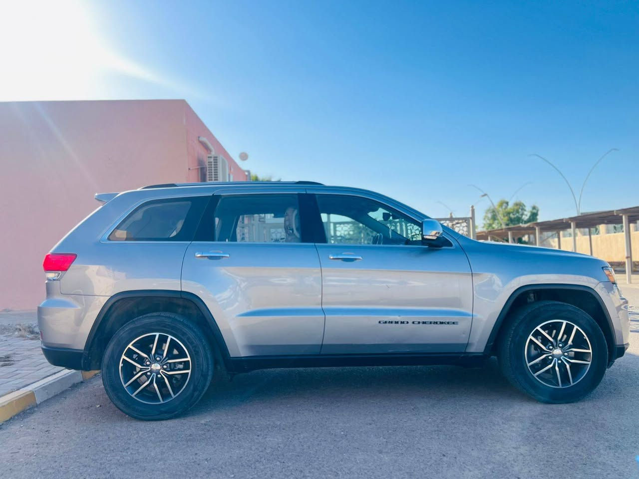 للبيع: جيب غراند شيروكي (Jeep Grand Cherokee) موديل 2018
المواصفات العامة:
• سنة الصنع: 2018.
• المسافة المقطوعة: 71,471 ميل.
• المحرك: 6 سلندر (V6).
• اللون: فضي (Silver) ميتاليك.
• رقم اللوحة: بغداد (خصوصي).
التجهيزات والمميزات:
• المقصورة الداخلية: داخلية بيج (جلد/مخمل) بحالة نظيفة جداً، مع لمسات خشبية على الأبواب والمقود.
• فتحة سقف: بانوراما كبيرة.
• الشاشة: شاشة لمس كبيرة تدعم أنظمة الترفيه والخرائط مع كاميرا خلفية.
• المقود: جلد مطعم بالخشب مع أزرار تحكم كاملة (Multi-function).
• نظام التكييف: تحكم مناخي منفصل للسائق والراكب.
• الإطارات: ويل كب كروم بتصميم رياضي مميز.
الحالة الفنية (حسب تقرير فحص Body Car):
• الهيكل (البودي): السيارة بحالة جيدة جداً مع ملاحظات بسيطة جداً تم توضيحها في تقرير الفحص (وجود خدوش بسيطة في الجوانب، وتعديل بسيط "سمكرة" في الجانب الخلفي باب الصندوق ).
• الإطارات: حالة ضغط الهواء والتواير جيدة جداً (كما يظهر في شاشة العداد).
• الصيانة: السيارة لا تظهر أي علامات تحذيرية في لوحة العدادات، ودرجة حرارة المحرك مستقرة وضغط الإطارات مراقب.
مكان تواجد السيارة للمعاينة (الرمادي/الأنبار
***********
