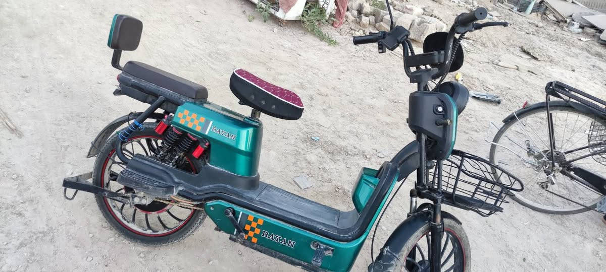 السلام عليكم دراجة شحن خمس بطاريات استعمال قليل سعر 300 بيكم خير ودلل اتصل وتدلل *********** مكان نجف
