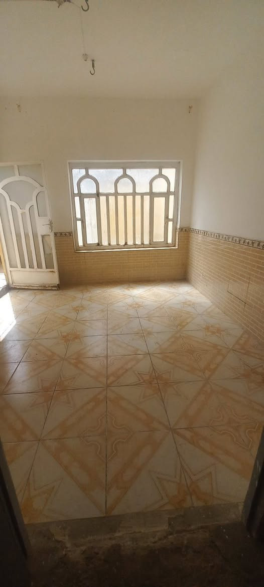 بيت للايجار .. 100 متر ابو غرق حي السلام قرب اسواق ماركت عسل غرفة نوم واستقبال وهول ومطبخ وصحيات السعر 200 الف 
 
***********
