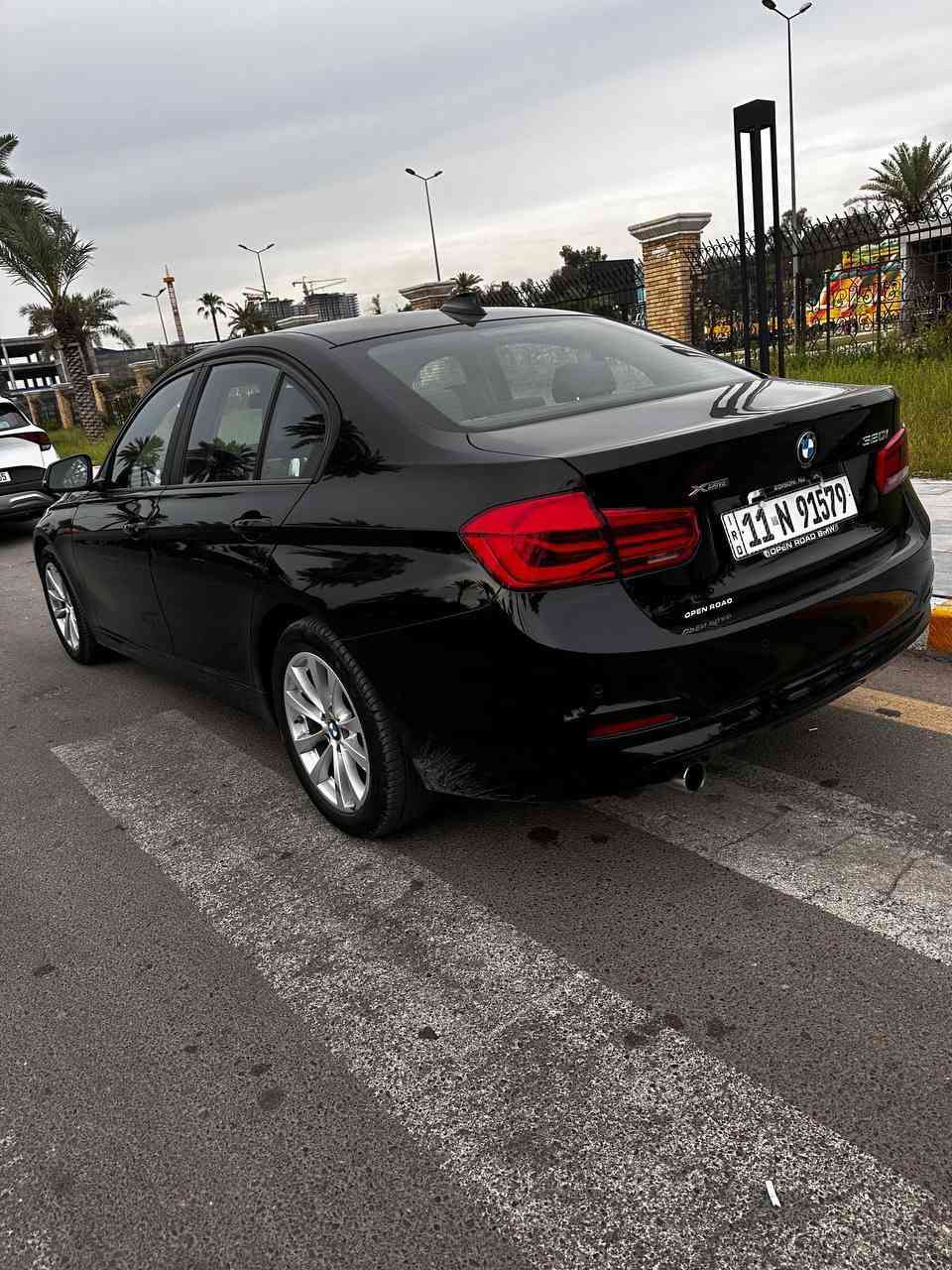 Bmw 320i 2018 xDrive
مكينة 2000 توربو
لد امامي خلفي 
كشنات كهرباء 
سلايد
مري كهرباء
بصمة
حساسات امامي خلفي
كامرة خلفية 
كشنات تدفئة
دفع رباعي
شاشة امامية
ماشية 108 الف ميل
صبغ بيهة جاملغ جهة عكس السايق وبنيد 
وبيهة طخة بل جاملغ جهة السايق وبل باب الخلفي عكس السايق 
كير مكينة كهربائيات مكفول
رقم بغداد 
مكانها بغداد الدورة
***********
السيارة رايدهة ب 165 ورقة وبيهة مجال بسيط
