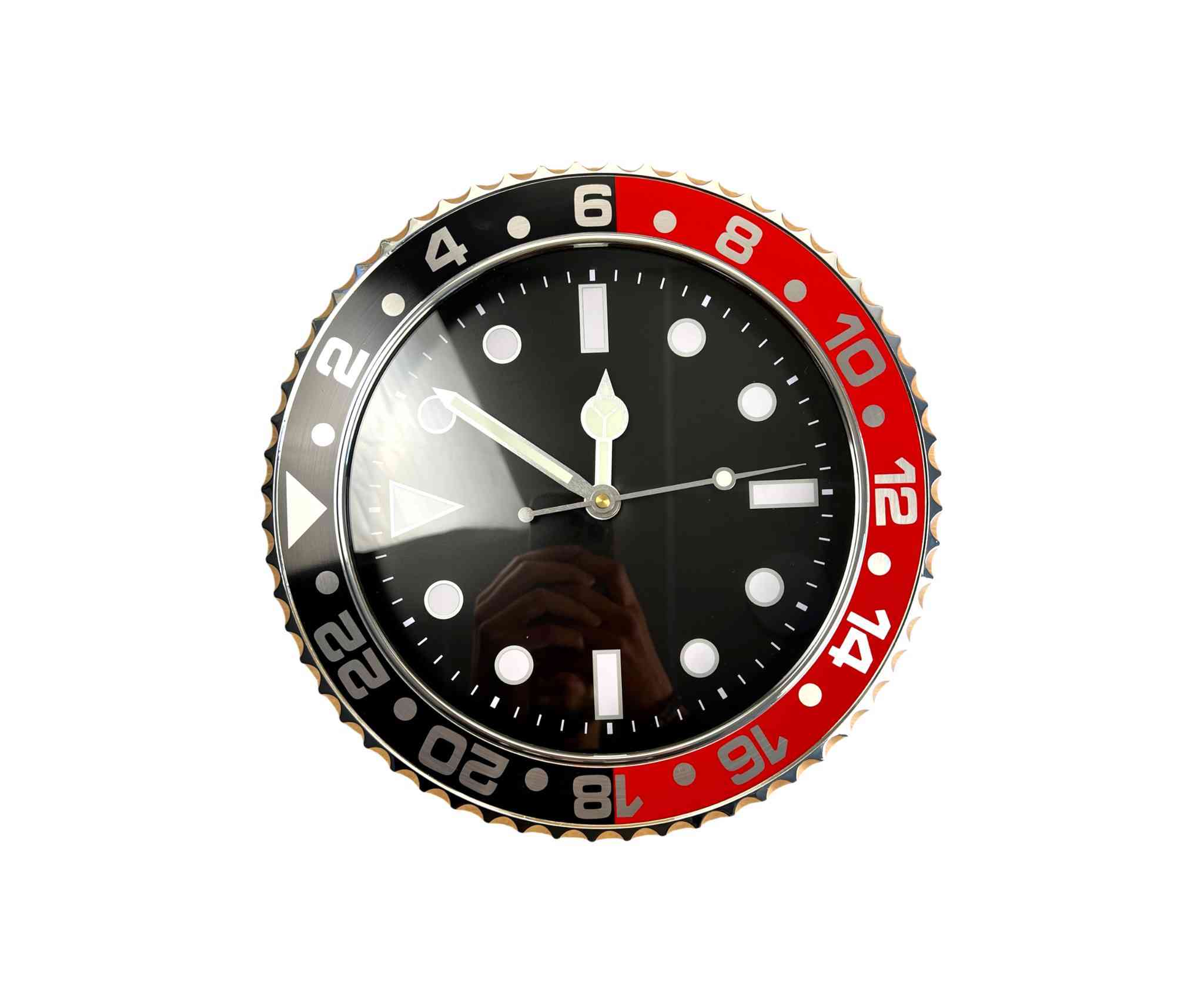 السعر 20 الف دينار التوصيل 5 الاف
ساعة جدارية بتصميم ساعات رولكس

الاستخدامات

تُستخدم كساعة حائط لعرض الوقت بدقة داخل المنزل أو المكتب.

مناسبة لغرف المعيشة، غرف النوم، المكاتب، المقاهي، وصالات الاستقبال.

قطعة ديكور مميزة تضيف لمسة فخامة على الجدار بفضل تصميمها المستوحى من ساعات رولكس الكلاسيكية.

مثالية لمحبي الساعات الفاخرة والديكورات العصرية.

المميزات

تصميم فاخر مستوحى من شكل ساعات Rolex Submariner  GMT الكلاسيكية.

إطار معدني بارز مع حواف تشبه إطار الساعة الأصلية (Bezel Design).

عقارب ومؤشرات واضحة مع طلاء مضيء لسهولة القراءة.

حركة Silent Quartz هادئة بدون صوت مزعج.

واجهة زجاجية شفافة تحمي الساعة من الغبار.

تصميم ثلاثي الأبعاد يعطي شكل ساعة يد كبيرة على الحائط.

يتوفر بعدة ألوان جذابة

تعمل بواسطة بطارية AA واحدة.

محتويات الصندوق

ساعة حائط بتصميم ساعة رولكس.

علبة كرتونية للحماية أثناء النقل.

الملاحظات

البطارية غير مرفقة مع المنتج.

يفضل تركيب الساعة على مسمار ثابت في الجدار.

أبعاد الكرتون

الطول: 31 سم  العرض: 4 سم  الارتفاع: 31 سم بغداد, العراق


**إذا كنت صاحب هذا الإعلان وتريد حذفه لأي سبب، رجاءا أرسل رسالة إلى الدعم الفني**