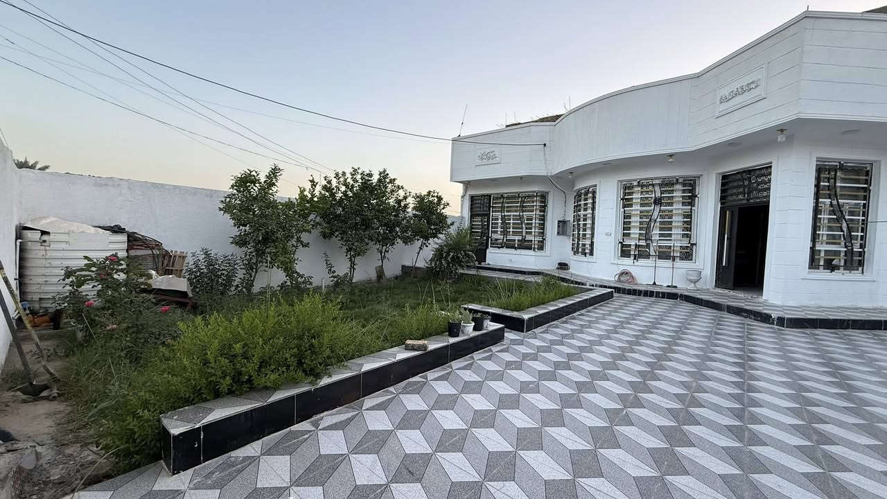 السلام عليكم بيت للبيع الموقع مقابل مدرسة الربيع وجه عل الشارع الرئيسي المساحه الاجماليه 480 متر مساحة البناء 300متر مساحة الحديقه والكراج 180متر يتكون البيت من طابقين الطابق الأرضي يتكون من غرفتين سويت وصاله كبيره جدا ومطبخ كبير وصاله ضيوف ومدخل واستقبال وصحيات داخليه وخارجيه والطابق الثاني يتكون من غرفتين وصاله ومطبخ وصحيات والسطح فرشي وجاهز للاستفسار اكثر الاتصال بمكتب السند للعقار عل الأرقام التأليه ***********.  ***********
