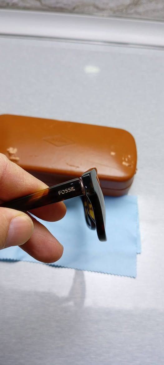 نظارة ماركة فوسيل
موديل نايك
عدسات: بوليكاربون

قياس: 51  

فلتر: بوليرايزد لحماية العين من أشعة فوق البنفسجية 

للاستفسار: واتس اب ***********
