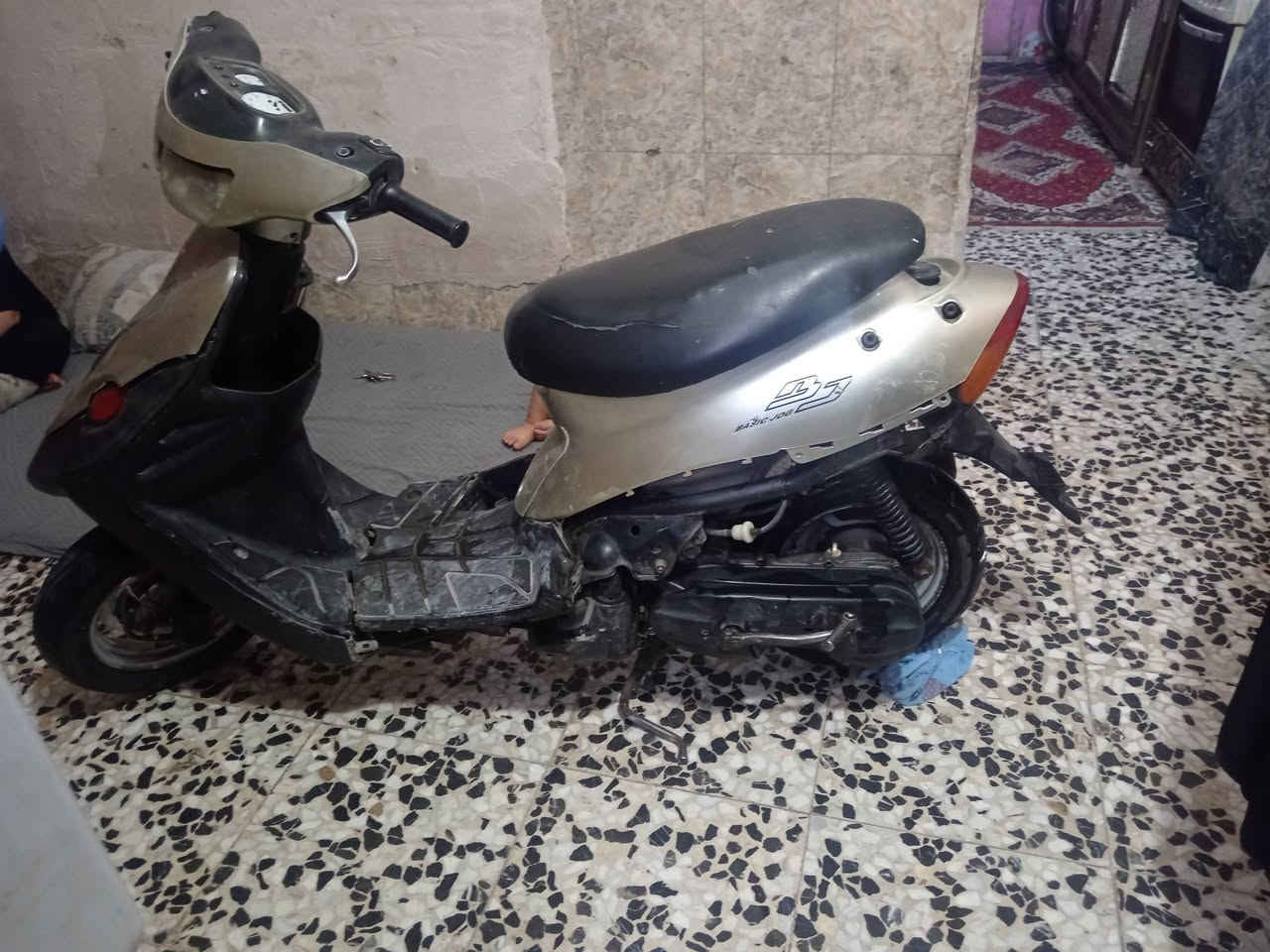 سلام عليكم دراجه بيبجي شغاله مكينه حلوه شاصي نضيف كهربايات شغله   بس باتري  ونواقص بصيطه 
مكاني حي عامل منطقه ثلاث *********** سعر 160 وبيه مجال لشراي
