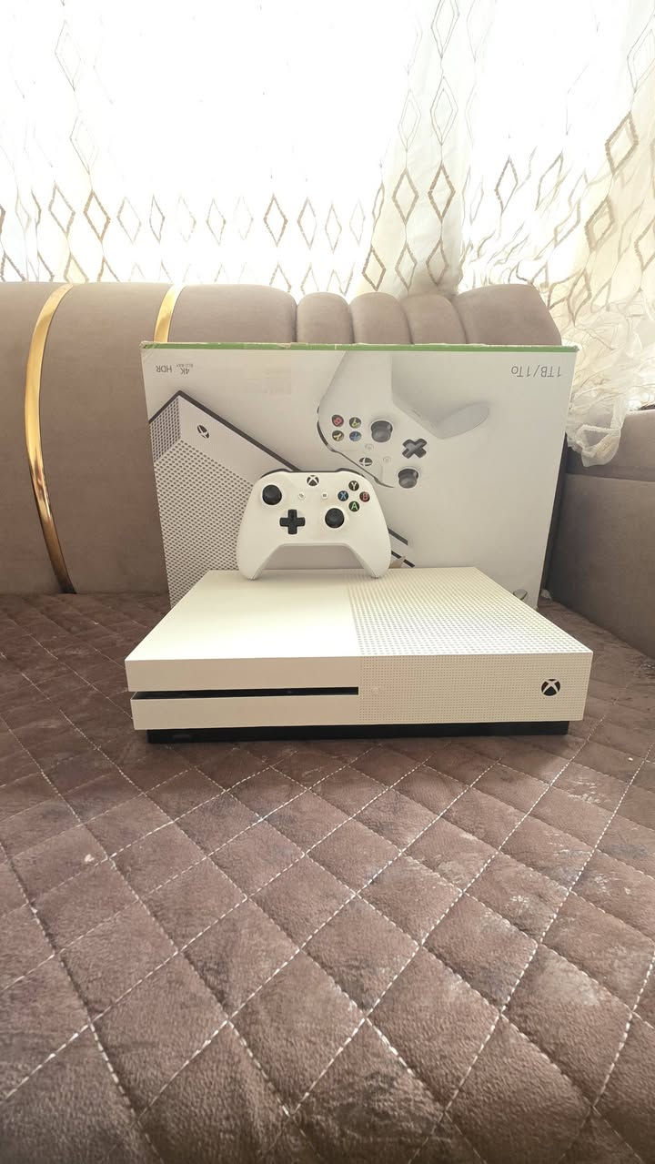 اكس بوكس ون اس ذاكرة واحد تيرا مامفتوح لوك استيكر حيل حيل نظيف يحتوي على محموعة العاب ويحتوي على كارتون وجوستك بلادي شرط الفحص والضمان جهاز راحت بالك السعر 185وبي مجال للطيبين توصيل جميع المحافظات متوفر ***********
