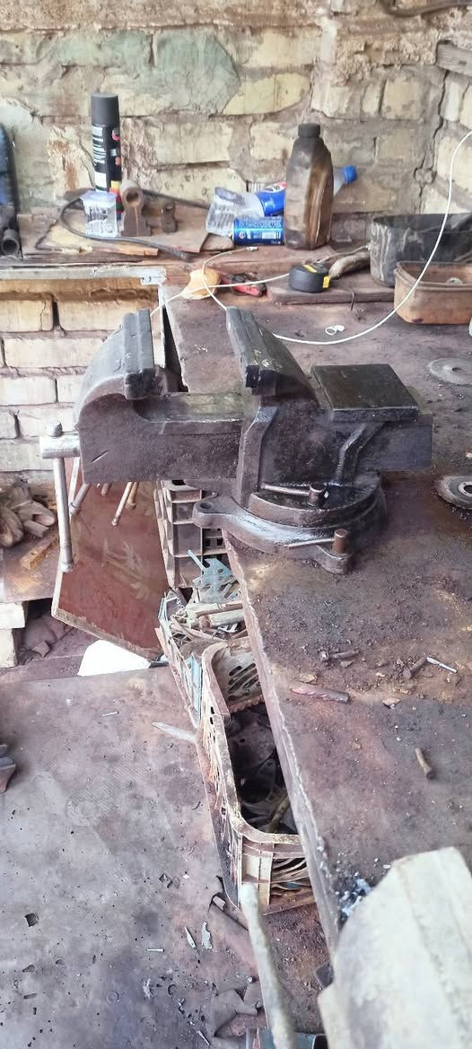 سلام عليكم منكنه لبيع قديمه
تفتح 16سانتيم 
عرض فج 15سانتيم 
*********** بي واتساب
