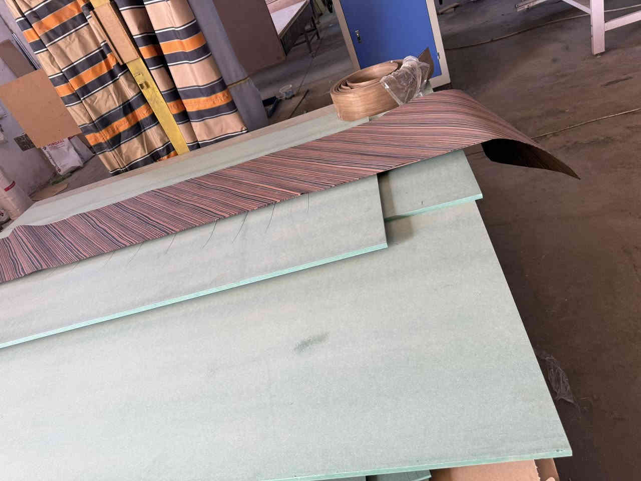 قشرة الأبنوس الطبيعية هي شرائح رقيقة جداً من خشب الأبنوس الأصلي، تُستخرج من جذوع الأشجار لتُستخدم لتزيين الأسطح وإعطائها مظهر الأبنوس الأسود الغني والفريد، وتُعرف بمتانتها العالية وتنوع أنماطها الحبيبية، وتُستخدم في صناعة الأثاث الفاخر والأبواب والديكورات
للاتصال 0782700129
واتساب ***********
