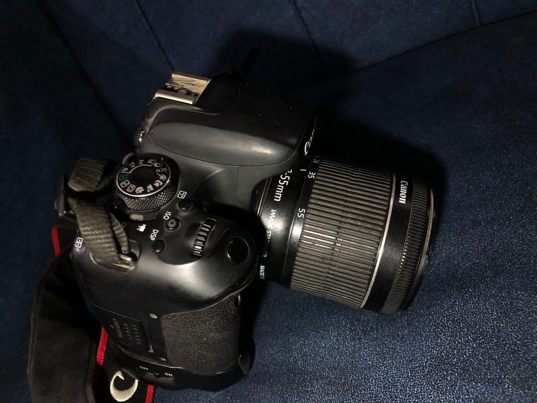 كامرة كانون 800d
نظيفة وصورتها حلوه

 الملحقات 4بطاريات 2 جدد 

مع ستان 

مع رام 32

مع الحزام مالتها

نقص شاحنة +قبق مكان البطارية

السعر 450 وبيها مجال 

للاستفسار ***********
