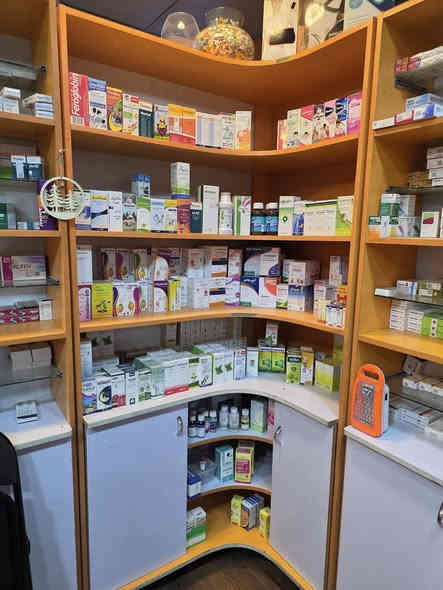 للبيع ميز عارضة مواد صيدلية مع ٨ دواليب صيدلية او  كوزمتك
للتواصل *********** واتس
