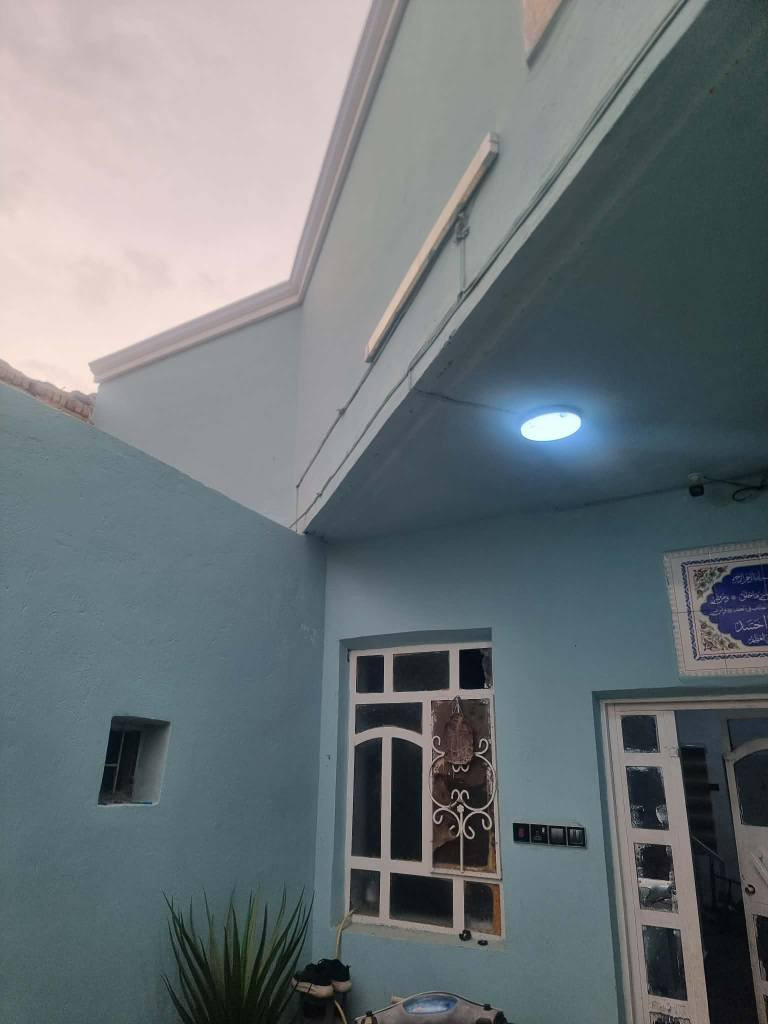 بيت بالجمهوري بشارع سالم بنصه بالفرع بناء جديد ونضيف مساحه ١٥٠ غرفتين جوه وصاله ومطبخ كبار وصحيات خارجيه وبراني خارجي السعر ١٣٥ بيت كامل من كلشي ***********
