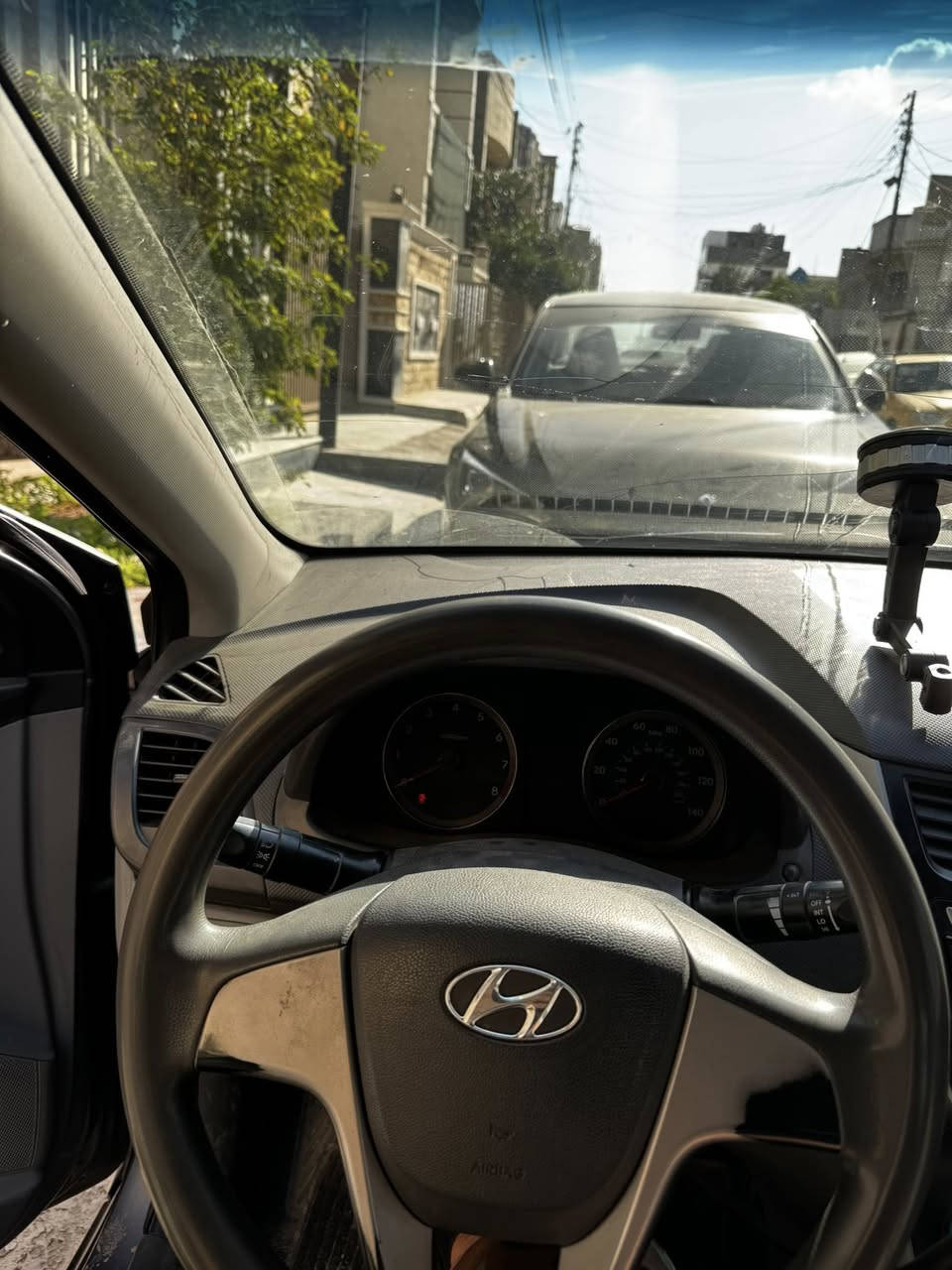 السلام عليكم اكسنت امريكي2016 حادثهه باب السايق وخلف باب السايق ماشيه 146الف ميل منظومه تبريد جديده منظومه زنون محرك 1600GDI. 
(السياره رقم بغداد الانكليزي الجديد باسمي تحويل ثاني يوم )
السعر80$وبيهه مجال مكاني بغداد البياع شارع11
***********
