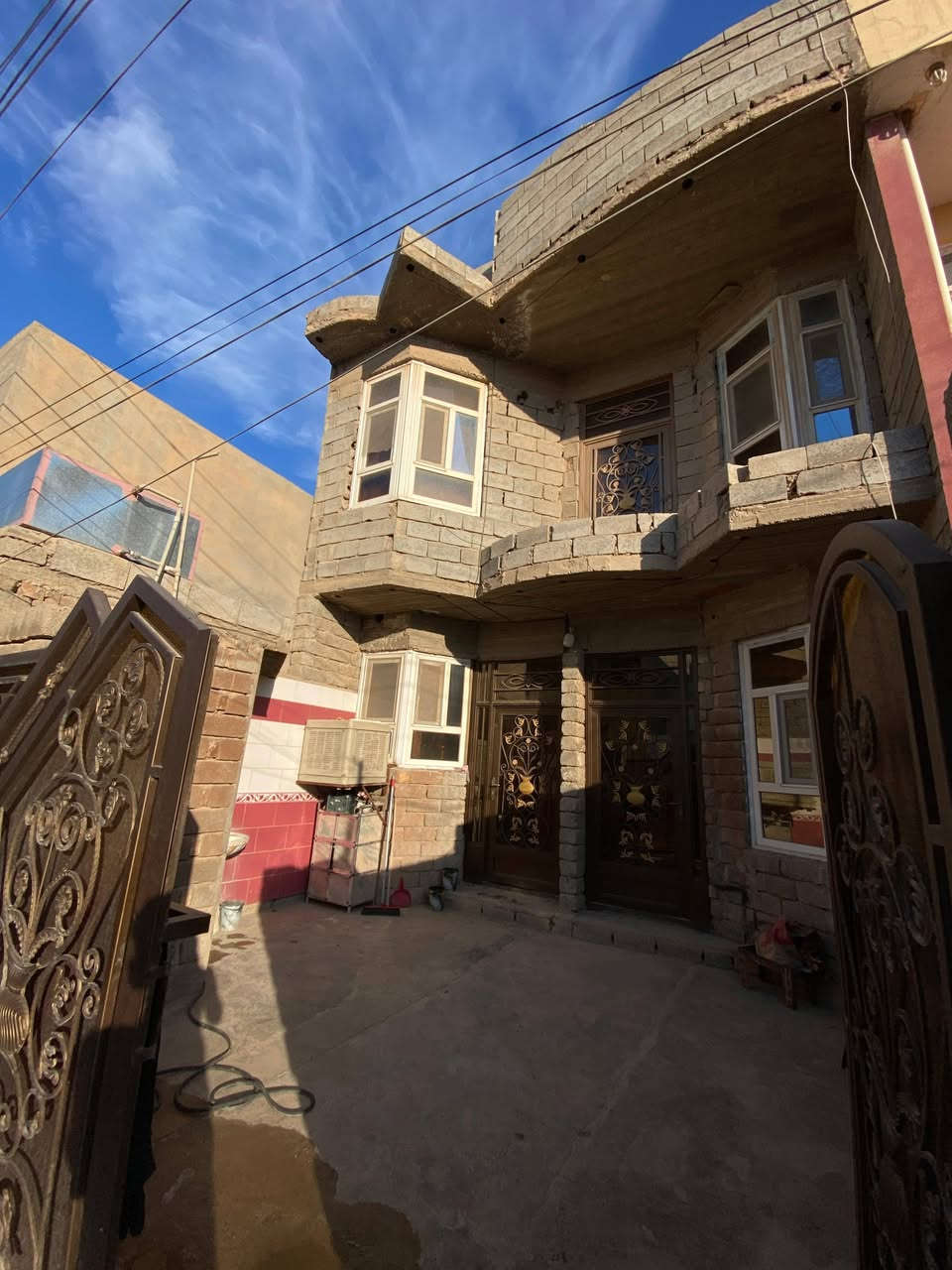 للبيع مشتمل مساحة 125م حي الافراز من جهة القادسيه 
طابقين 3 غرف نوم وباقي التفاصيل 
      استفسار 
سيف البدري للعقار 
***********
