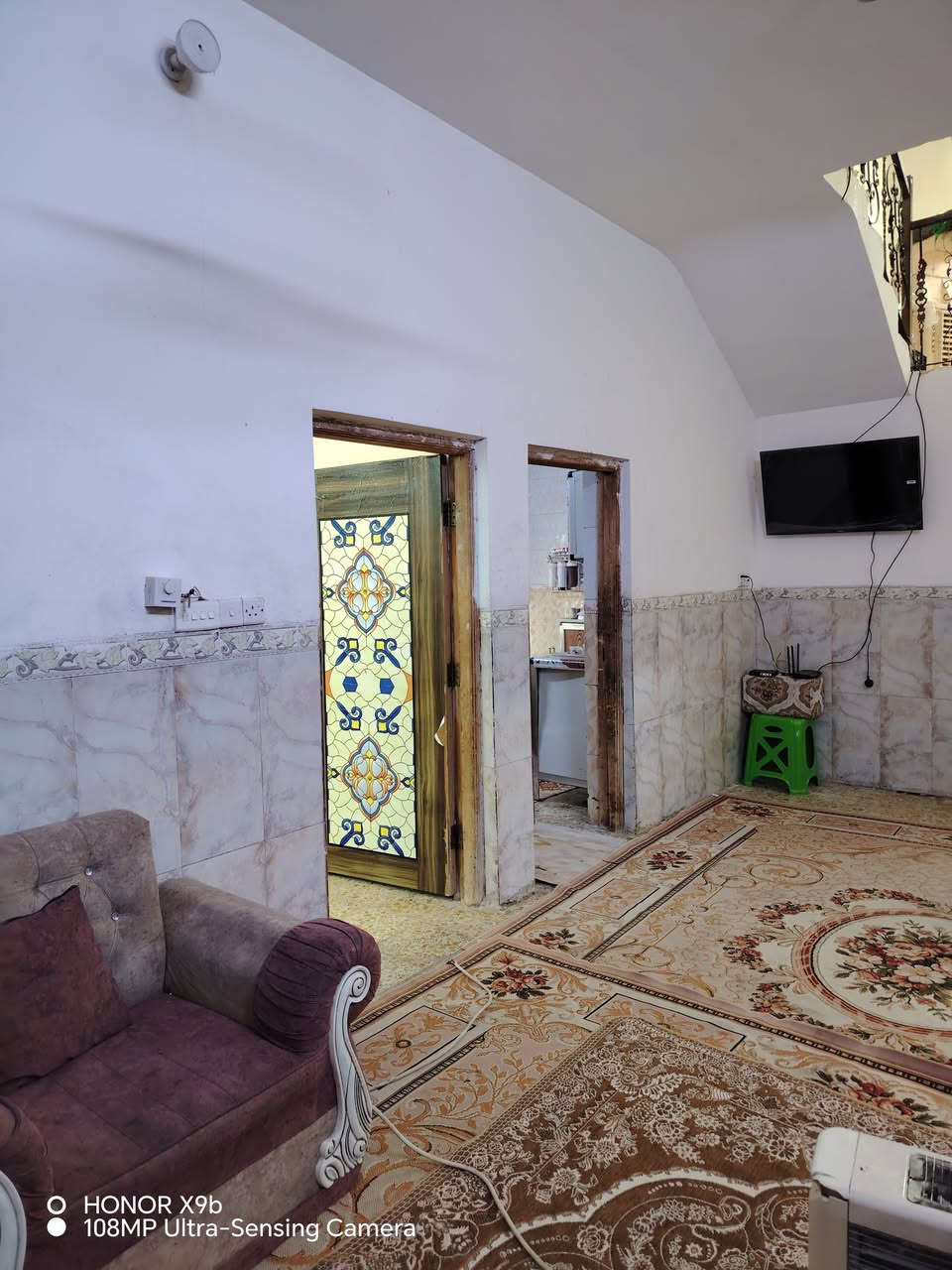 موقع مميز..
♦️بيت  ركن  طابق واحد مساحه ٣٤٠متر ركن عرض شارع ١٠متر خدمات مجاري متوفره
♦️بناء طابوك كونكريت مسلح
♦️يتكون من غرفتين نوم كبار...مع صاله كبيره
مع استقبال كبيره ..مع مطبخ كبير ..مع كراج سياره ..ومنور حول البيت مع حديقه ..صحيات داخليه ..وخارجيه
♦️ طابو زراعي سند ٢٥ إقرار محكمه من المالك مباشرة ..علما ان صاحب البيت هو نفسه صاحب الأرض ابو السند ..يعني الإقرار مباشر من المالك الأصلي هو نفسه صاحب البيت ..
♦️حي الأمين ١  شارع الحر فرع أسواق اي مارت الغذائيه ..علما ان البيت يبعد ٥٠٠متر عن شارع تجاري وخط باب الحسين كوسترات ..
وعن الإمام الحسين ٤كم تقريبا ..موقع مميز ..
♦️سعر البيت ٢٢٥مليون قابل للتفاوض والتفاوض مع صاحب السند والبيت مباشر ..
♦️مكتب الأوس للعقار ابو سجاد*********** ابو وائل ***********
