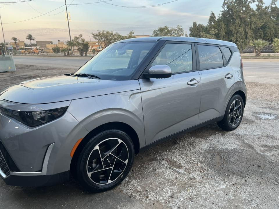 حياهم الله
كيا سول ٢٤ 
فوول مواصفات 
بصمه فتحه تشغيل عن بعد 
رادار ٣٦٠ درجه كراسي كهرباء 
كفاله من الصبغ والتبديل ♥️
بيهه دعاميه مبدله نفس اللون الباقي كله مكفول 
استفسار 
***********
