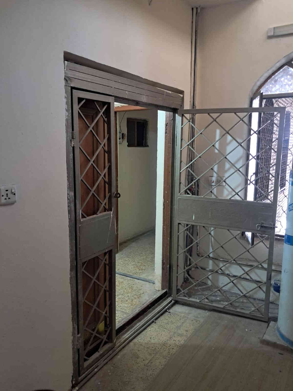 بنايه للايجار في الدورة ابو دشير الشارع العام  شقق تصلح مكاتب او عيادات او معهد تدريس طلاب غرف كبيره مع صحيات 
محل كبير للايجار بطول ٤×٢٠ للتواصل ***********
