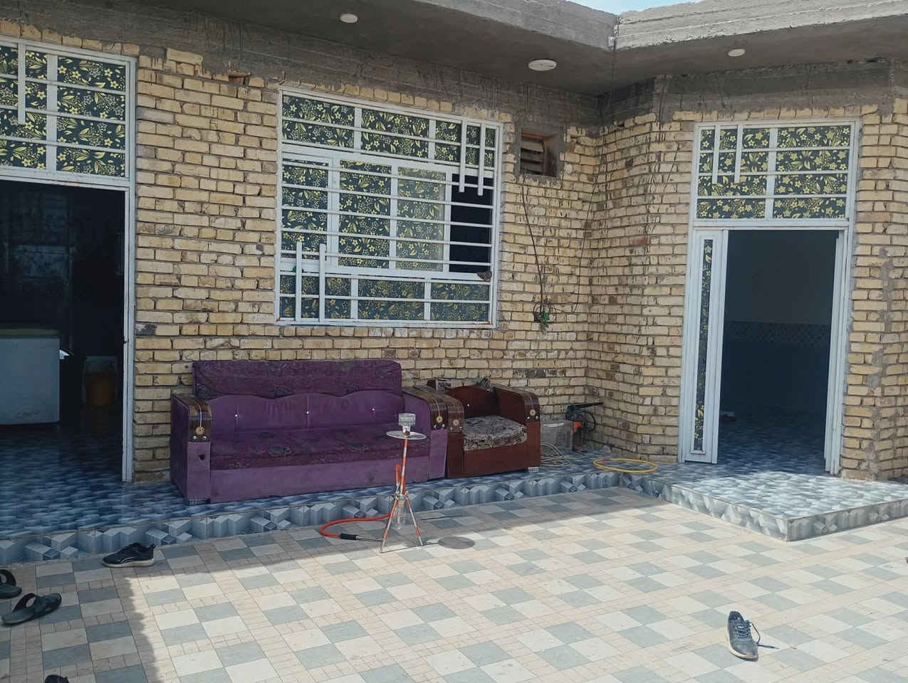 السلام عليكم بيت للبيع مساحه 200متر وجه على ساحه مكان البيت كوت السفحه الثانيه نزلة حي الحشد يحتوي على غرفتين وصاله ومطبخ وستقبال بيت كامل مطلوب اسكان الاستفسار *********** بيت حديث ومتكامل
