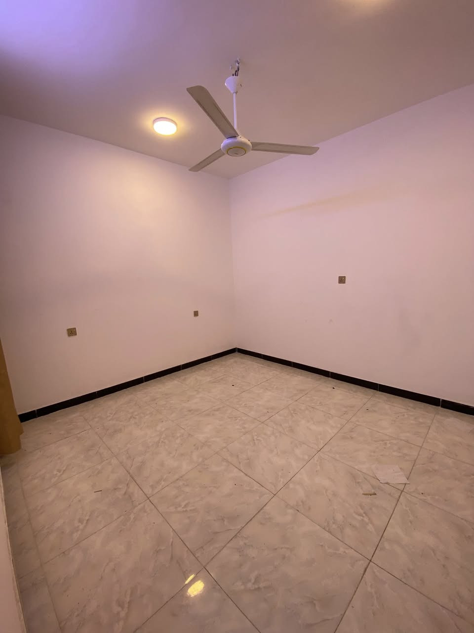 شقة للإيجار (طلاب-طالبات-موضفين)
الشقة طابق اول 
📍الاعظمية-الشيوخ 
تفاصيل الشقة :
غرف نوم عدد ٢ 
مطبخ +صاله مشترك
خدمات 
ملحقات الشقة 
(ماطور ماء -سخان-مراوح)

السعر :٥٠٠ الف فقط 
***********
