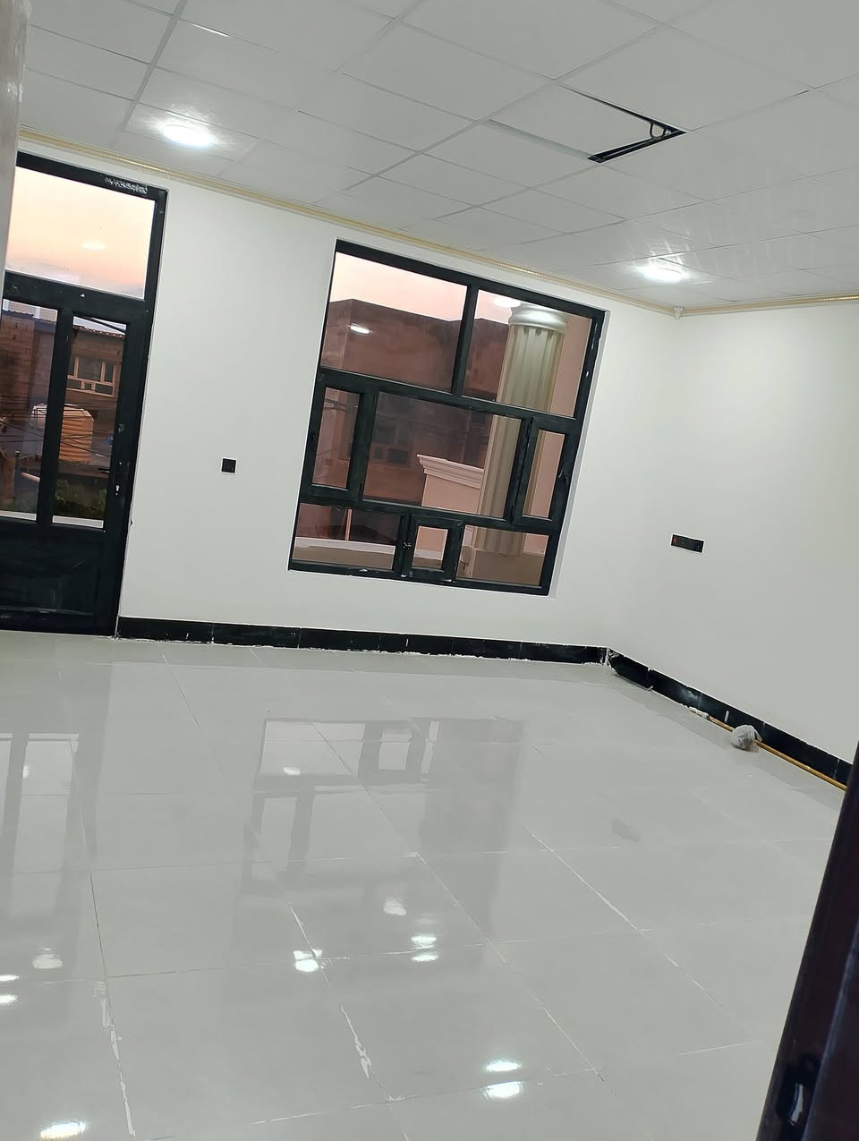 سلام عليكم
بيت للبيع مساحه 100 متر نزال 20 متر واجهيه 5متر  عقد 25 طابو زراعي 
المكان دور زراعه الثانيه 
الرقم ***********
