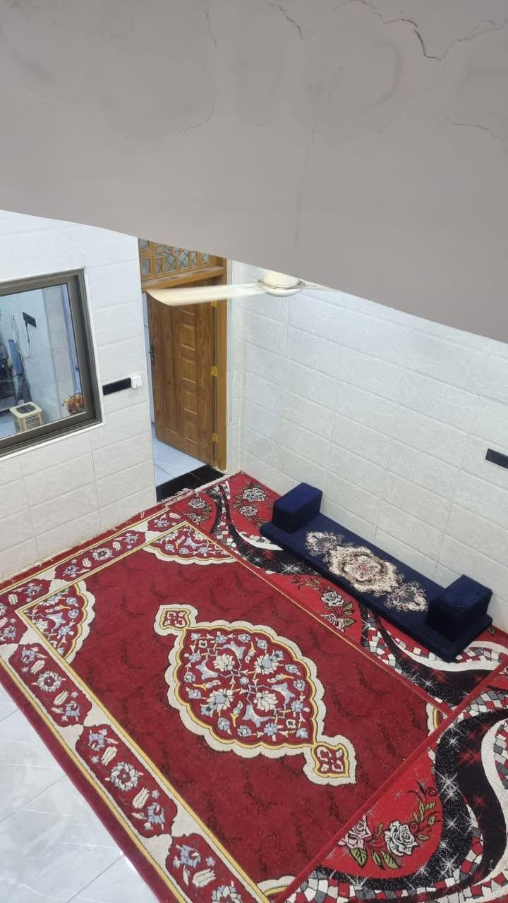بيت دولان درجه أولى قرب منظمة الحسن المساحة ١٠٠ونص متر مسلح الطابق الأول غرفه وصاله واستقبال وصحيات عدد ٢ومطبخ ومكشوفه والطابق الثاني ٣غرف وصحيات وبينونه ومخزن البناء مال جناي مسلح وخريطه كلش مرتبه للتواصل *********** مكتب ابو سيف الجبوري للوساطة العقارية عنوان البيت الجديدة الرابعه شارع المدينه
