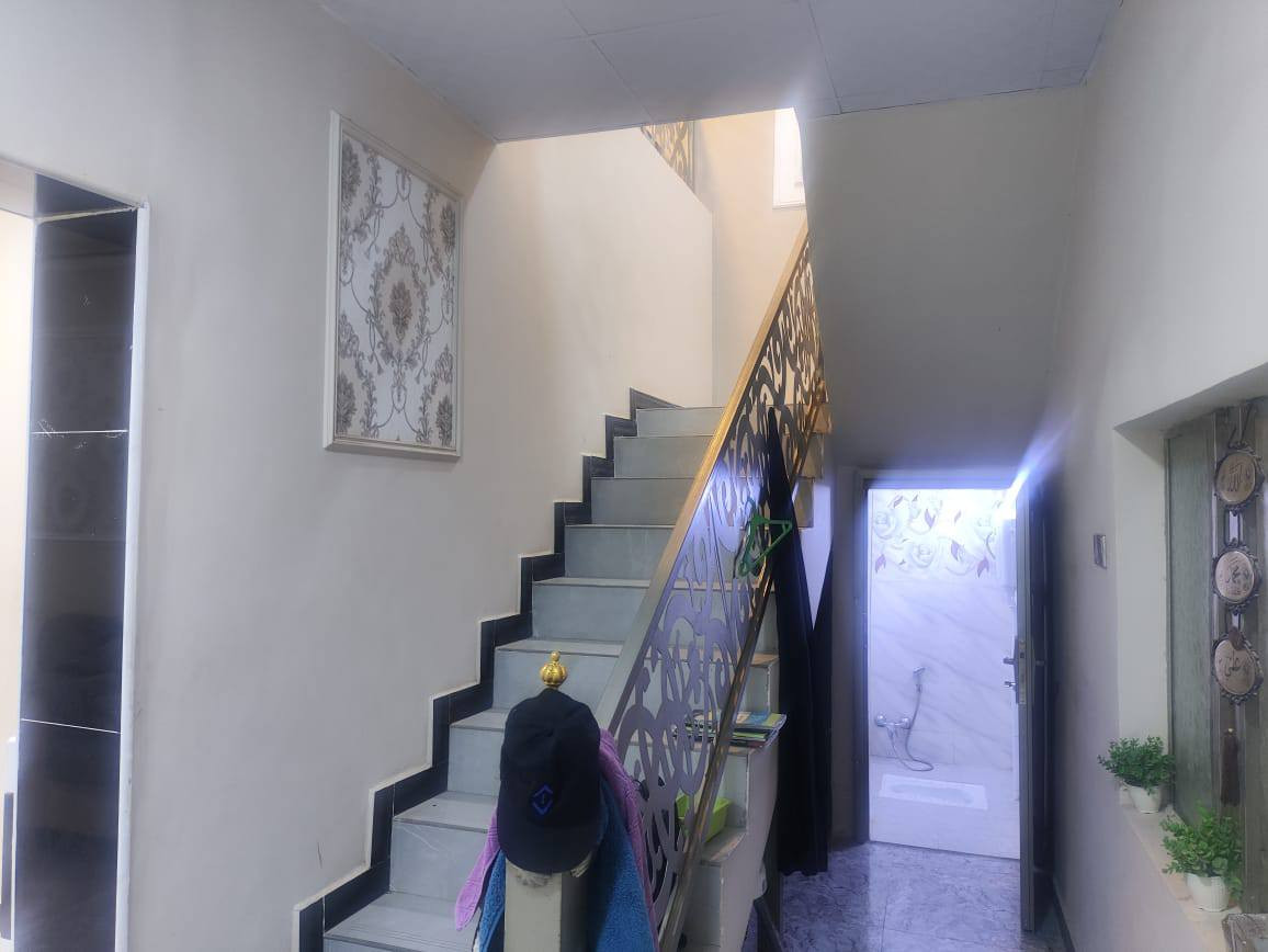 البيت خلفي مساحة 120 يحتوي علئ طابقين طابق الأرضي يحتوي علئ استقبال وصاله وغرفه نوم ومطبخ وحمام ومرافق داخلي وخارجي طابق الثاني يحتوي علئ صاله وغرفه نوم  / عنوان  قرب  مسقف صلاة الجمعه /تفاصيل اتصال بالرقم***********
البيت ماخوذ على مبادره يبع تحويل الكفيل
