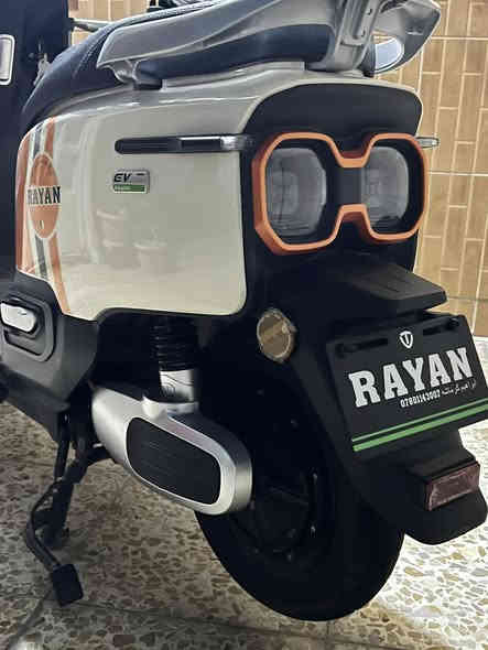 السلام عليكم 
دراجة شحن شركة الريان Tail G دراجة صارلها ٤ اشهر عندي ٦ بطاريات ملف ١٢٠٠ نظيفة ١٠٠٪؜  شاحنتها وياها تجي وياها بالاصل ٣ سرعات تمشي ٥٥ كيلو بالسرعة الثالثة نظام جهاز انذار مانع سرقة وتشغيل عن بعد وبيها بصمتين وبيها نظام بك ليورة مثل ما موضح بالفيديو 
السعر ٨٠٠ الف دينار
العنوان الشعب 
متواجد واتساب ***********
***********
