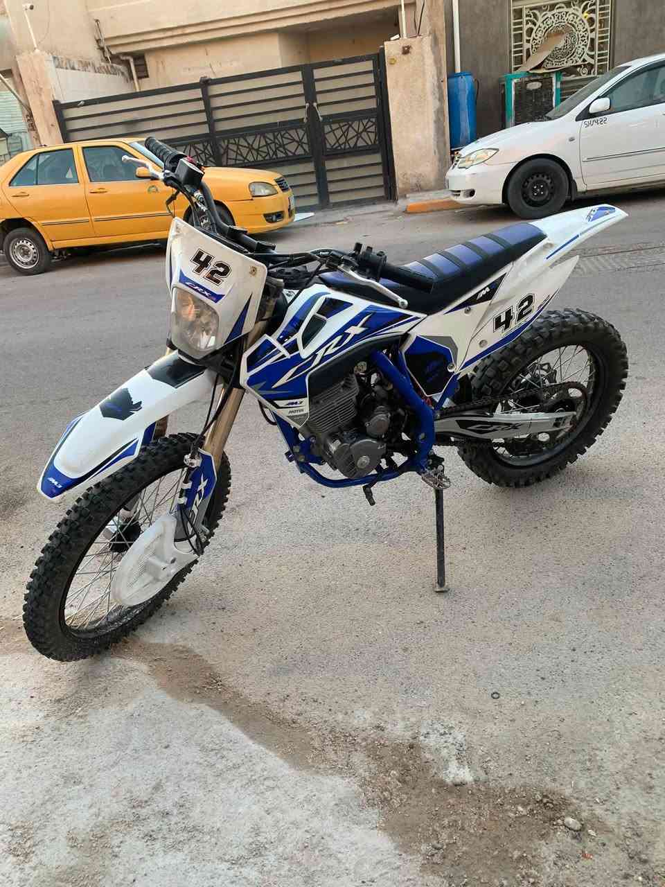 السلام عليكم قفاز CRXدراجه كفاله عامه شغاله سلف هندر مكينه 300 السعر واحد و600 وبيها مجال شي بسيط عنواني بغداد ***********
