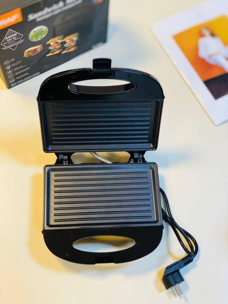 ‏ كابسة صاج كهربائية RAF 
درجة اولى من شركة راف الالمانية🇩🇪
RAF Sandwich Maker
كابسة صاج وساندويش من شركة راف العالمية الحجم الصغير بقوة 850 واط، مما يوفر تسخينًا فعالًا وسريعًا لتحضير الساندويشات في بضع دقائق فقط. تضمن الطاقة العالية تحميصًا متساويًا وشاملًا،

✅ تمتاز بـ:   
-أداء عالي و تسخين سريع
-صفائح مغطاة بطبقة مقاومة للإلتصاق    
-ضوئين إشارة لحالة التشغيل والإطفاء 
-تفتح بزاوية 90 درجة مما يمنح الراحة والسهولة اثناء الاستخدام 
- قفل أمان للحماية اثناء التشغيل
- الطاقة: 850 واط.
- الأبعاد: ارتفاع 27 سم، طول 29 سم، عرض 29 سم.
-سهلة التنظيف والاستخدام
-تسخين من الطرفين الاعلى والاسفل
⚠️لا نتعامل مع المناشئ الرديئة اطلاقاً بل نتعامل مع الماركات العالمية وذات الجودة الممتازة
#الاصلي المنشأ الماني 🇩🇪 💯
السعر ١٩ الف 
🚘يوجد خدمة توصيل لجميع محافظات العراق ٤ الاف🚘


**إذا كنت صاحب هذا الإعلان وتريد حذفه لأي سبب، رجاءا أرسل رسالة إلى الدعم الفني**