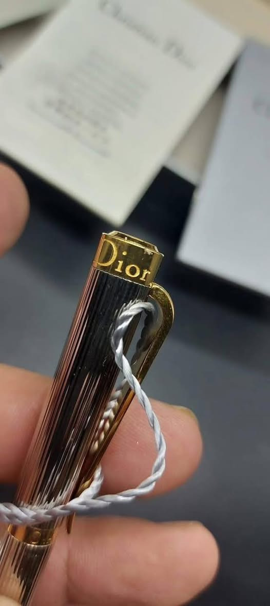 Brand new never used 

✨ قلم Dior الكلاسيكي ✨

تحفة تجمع بين الأناقة الفرنسية والفخامة الخالدة ♥️

تصميم معدني بخطوط دقيقة ولمسات ذهبية راقية تحمل توقيع Dior المميز⭐

  جديد لم يستخدم ، كامل بمشتملاته 

لمن يؤمن أن التفاصيل الصغيرة هي التي تصنع الفرق الكبير.

🖋️ Dior – فخامة تُكتب بها قصتك.


**إذا كنت صاحب هذا الإعلان وتريد حذفه لأي سبب، رجاءا أرسل رسالة إلى الدعم الفني**