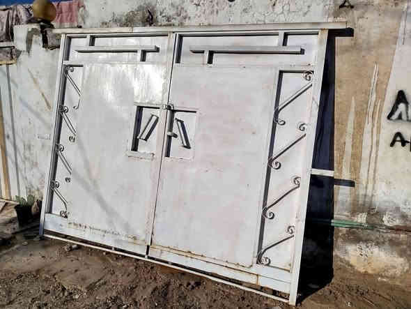 باب خارجي مستعمل وزن ثقيل مقفل وكامل مع الجرجوبة جاهز للشد 2 طلاكة العرض مترين ونص والارتفاع مترين و10 سم 
المكان ديوانية الاتصال على الرقم ***********
