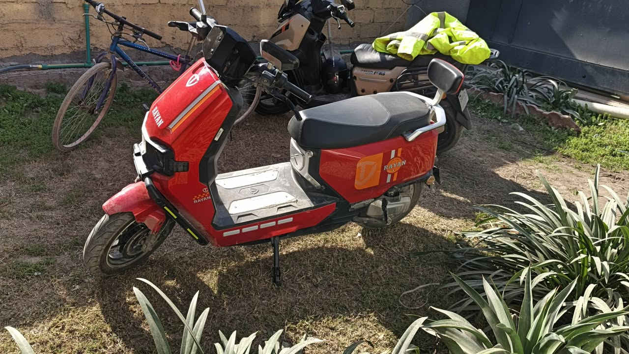 السلام عليكم ورحمة الله وبركاته دراجه صارلها شهرين عندي اخذتها جديدة زيرو على ايدي نطخت طخه بسيطه موضحه بصور جاملغ امامي وخلفي بسيط دراجة خير من الله كلشي ممبدل بيها وشحنها درجة اولى امانة الله العنون الجزيرة السياحيه بغداد گميرة السعر850الف
*********** ماشية 720كيلو
