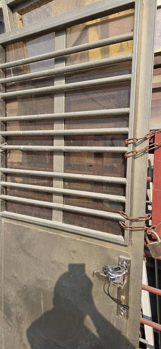 باب للبيع
العرض متر 
الارتفاع متريين ٣٥ سم 
السمك ٢ ملم
السعر١٣٠ الف
المكان بغداد
للتواصل ***********
