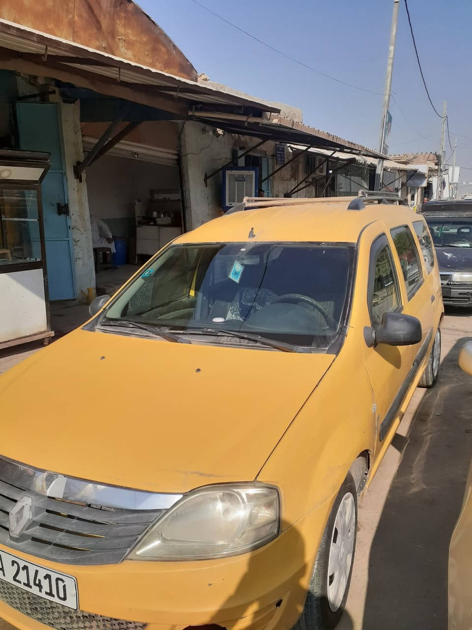 السلام عليكم رينو لوكان للبيع تكسي مصفرة هيئة وغرامات المديل 2012 بإسمي السنويه لل2030 سيارة جاهزة بيها دحجات قليله السعر ٥٦ وبيها مجال العنوان النجف مشخاب رقم صاحب السيارة ***********
