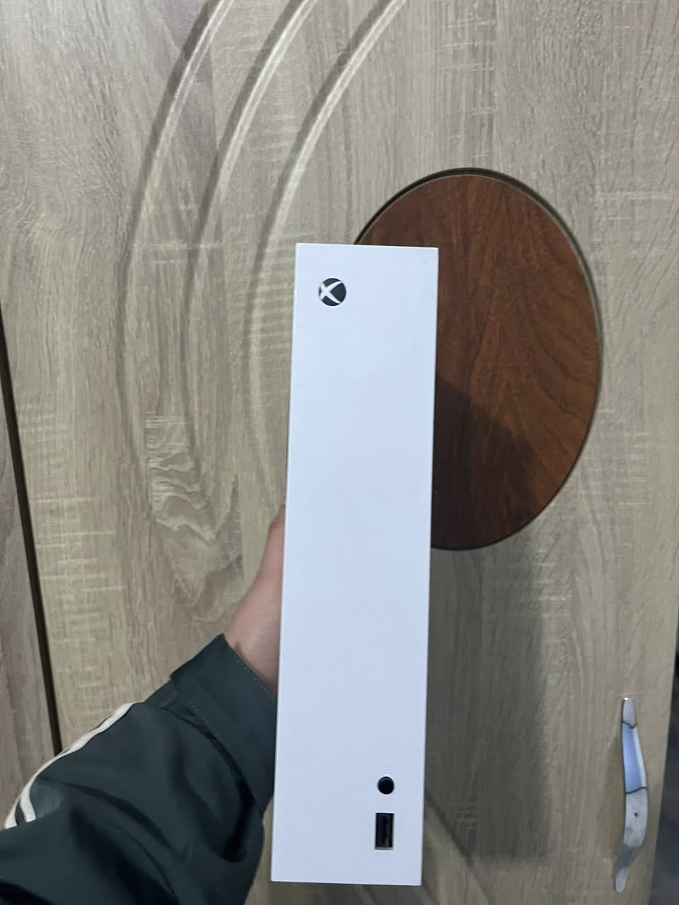 السلام عليكم اكس بوكس سيريس اس ذاكره512جهاز غير مفتوح او مصلح مع ملحقات يدتين الاولى كيم سير والثانيه مال جهاز اصليه مع سماعه محيطيه ارجيبي مع كامل الملحقات عدا الكارتونه السعر 400الف قفل
***********
