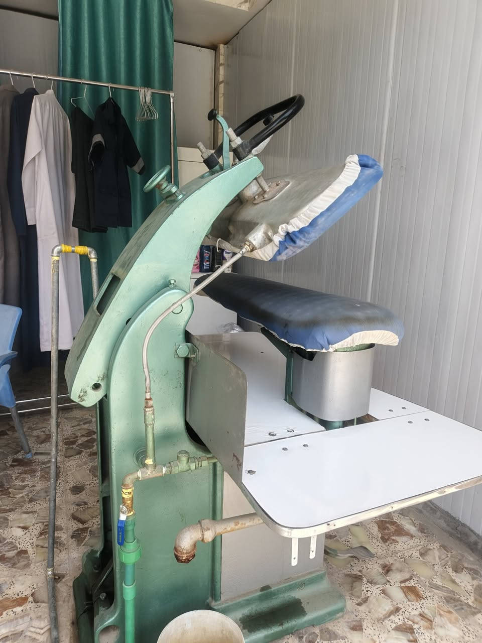 محل مكوه للبيع البرنس فرنسي والبويلر غاز وكهرباء محل جاهز من كلشي بعده جديد صالي سبوع من فتحت تريد بس لغراض تريد المحل كله التواصل ***********
