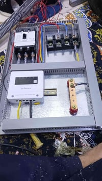 كهربائي لتأسيس الدور والمباني شغل درجه اولى والسعر مناسب جدا 077530009...