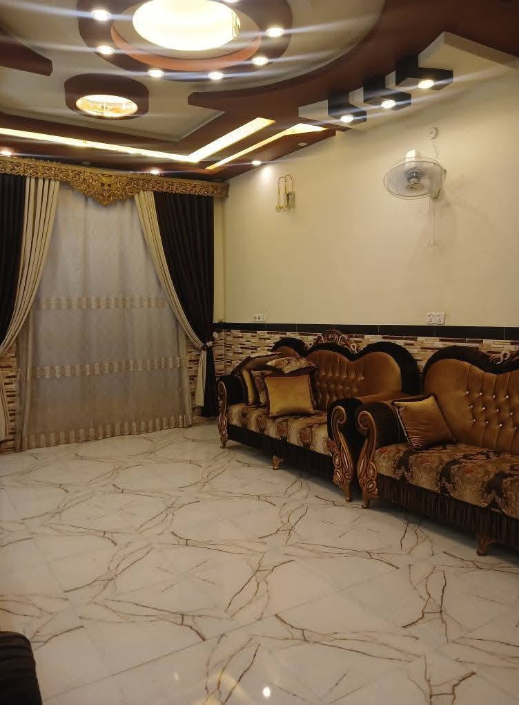 يارزاق ياالله
🏠دار سكن للبيع طابوو عثماني 

📌حي الثقافه شارع بيت ريس الجامعه خلف مطعم مندي دار يمن 

📐المساحه 200م الواجهه 10 امتـــــــار 

-----------------------

🏠 بناء طابقين حديث 

🔸مواصفات البناء 

✳️اساس كونكريت 

✳️سقف كونكريت 

✳️بناء كله طابوق 

🏠الدار مصمم بأفضل التصاميم الهندسيه الحديثه 

✨محتويات الطابق الاول:-

☘️غرفتين نوم 

☘️صاله 

☘️مطبخ 

☘️استقبال 

☘️مجمع صحيات داخليه 

☘️مجمع صحيات خارجيه 

☘️مناور وطارمه وكراج 

--------------------------------------

✨مواصفات الطابق الثاني 

🌿غرف نوم عدد 4

🌿صاله 

🌿مجمع صحيات
السعر مطلوب 190 
استفسار اكثر انتصل على رقم ***********
