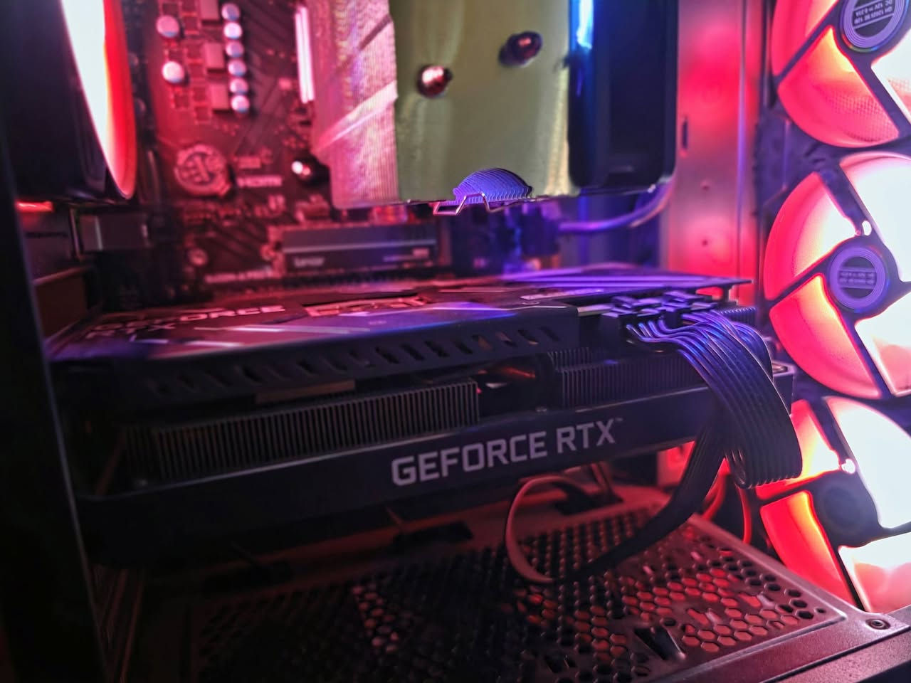 بيسي للبيع3070ti
r5 5600
m.2 1t
ram 16(8×2) ddr4 3200
600 watt p.s
mass case 4 fan
b450 msi
ماعندي توصيل للاسف مكاني النجف مجمع الاميرات تكدر تتواصل وياي على الواتساب ونتفق على السعر 
رقمي للتواصل ***********
السعر مليون و٢٠٠ الف وبيها مجال
